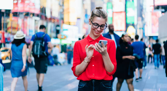 Frau mit Smartphone 