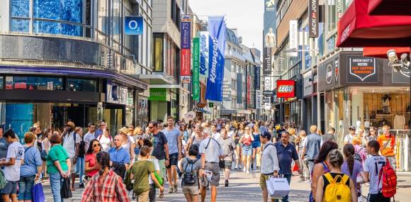 Viele Menschen in der Innenstadt  