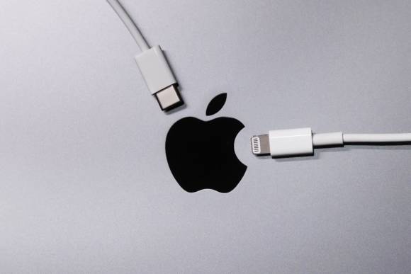 Apple-Logo mit Lightning- und USB-C-Kabel 