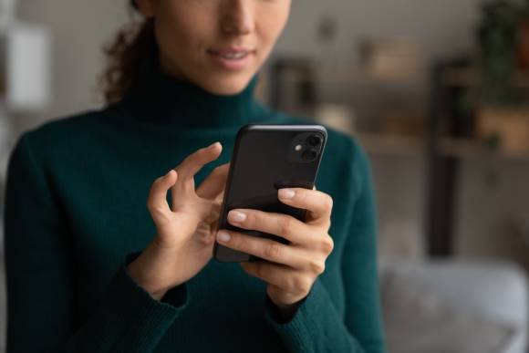 Frau mit Smartphone 