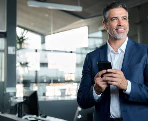 Geschäftsmann mit Smartphone 