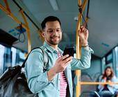 Smartphone-Nutzer in der Tram