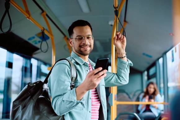 Smartphone-Nutzer in der Tram 