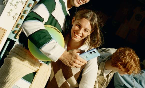 Frau mit Smartphone 