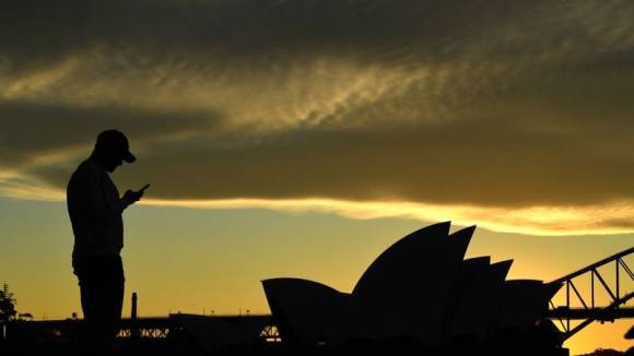 Australier mit Smartphone 