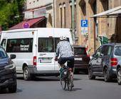 Radfahrer in einer zugeparkten Innenstadt