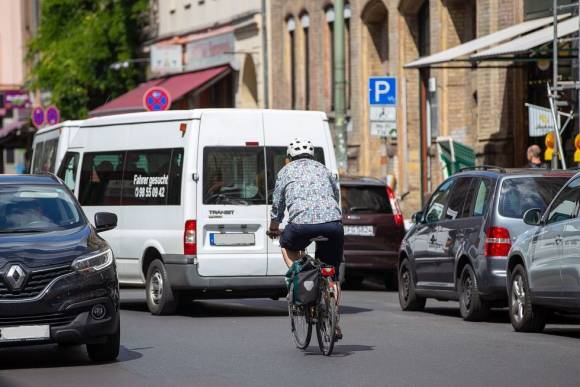 Radfahrer in einer zugeparkten Innenstadt 