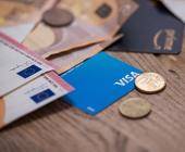 Geld und Kreditkarten liegen auf einem Tisch