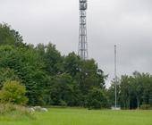 Zwei Funkmasten stehen am Waldrand im Westerwald