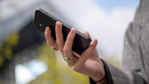 Nutzer mit Smartphone in der Hand 