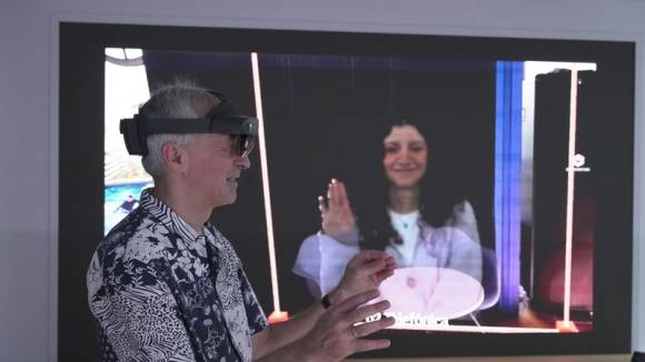 O2-Innovationsmanager Karsten Erlebach spricht via VR-Brille mit seiner Kollegin 