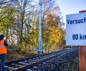 Sendemast an einer stillgelegten Bahnstrecke