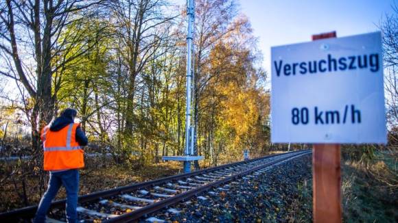 Sendemast an einer stillgelegten Bahnstrecke 