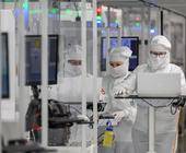 Mitarbeiter des Chipkonzerns Infineon arbeiten im Reinraum der Chipfabrik