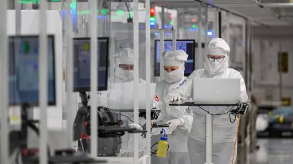 Mitarbeiter des Chipkonzerns Infineon arbeiten im Reinraum der Chipfabrik 