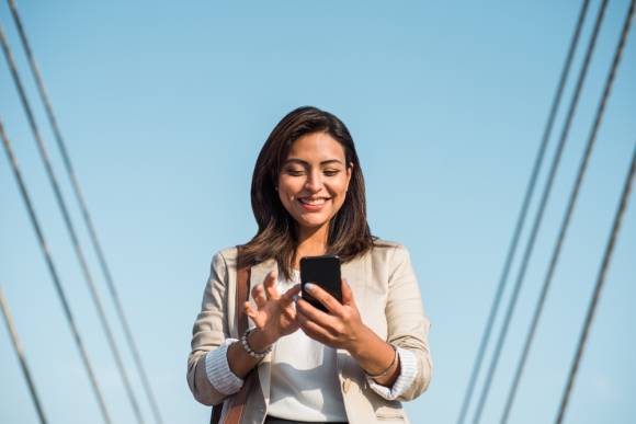 Frau mit Smartphone 