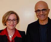 Margherita Della Valle (Vodafone) und Satya Nadella (Microsoft)