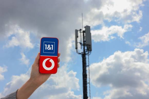 Logos von 1&1 und Vodafone  