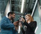 Menschen mit Smartphone