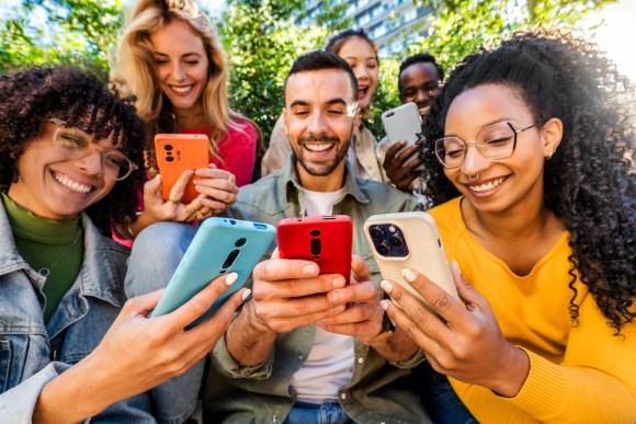 Menschen mit Smartphone 