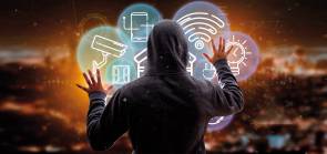 Mann kontroliert Smarthome 