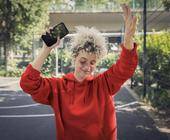 Frau mit Handy