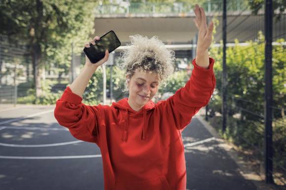Frau mit Handy 