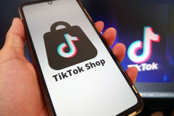 Als App schon vielfach genutzt, bietet TikTok nun auch hierzulande eine Shopping-Funktion an. 