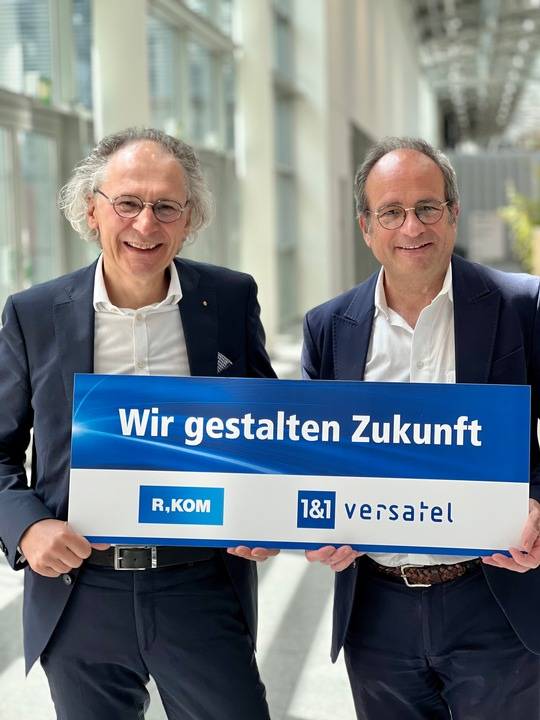 Alfred Rauscher, Geschäftsführer der R-KOM und Frank Rosenberger, CEO von 1&1 Versatel (v.l.n.r.) Versatel