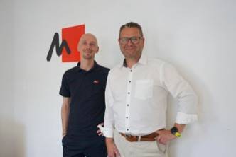 Oliver Hamann, Vorstand der Michael AG (links), und Peter Ossege, Alliance Manager bei Yorizon, bei der Unterzeichnung der Vereinbarung