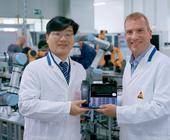 Hillson Cheung, President of Telecommunication Products VTech, und Martin Bitzinger, Senior-Vizepräsident, Produktmanagement Mitel