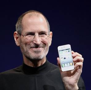 Steve Jobs mit dem iPhone 4 