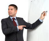Mann erklärt etwas an einem Flipchart