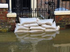 Flutkatastrophe: Base unterstützt Betroffene 