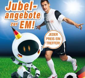 Miroslav Klose und der Roboter EXP-RT 50 in einer aktuellen Print-Anzeige von Expert 
