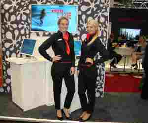 Charmanter Empfang: Messe-Hostessen am Vodafone-Stand