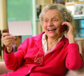 Alte Frau telefoniert mit Handy 
