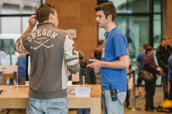 Zwei Männer bei einem Verkaufsgespräch 