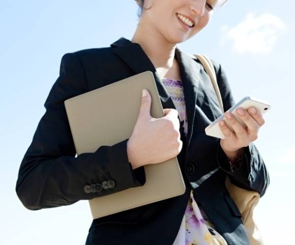 Frau mit Smartphone 