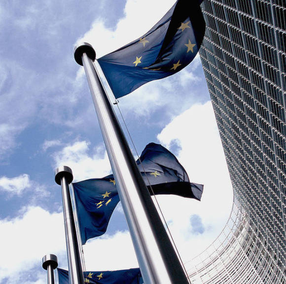 Flagge vor EU-Parlament 