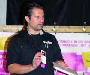 Stefan Tremmel präsentiert Telekom-Ware