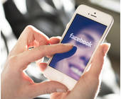 Frau surft auf Facebook am Smartphone