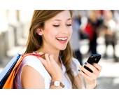 Frau mit Shopping-Tasche und Smartphone