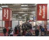 Menschen in Messehalle auf der CeBIT