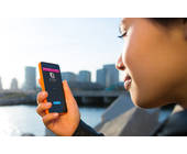 Frau mit Lumia 430 Dual SIM