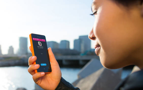 Frau mit Lumia 430 Dual SIM 
