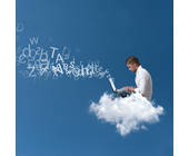 Mann sitzt mit Laptop auf Wolke