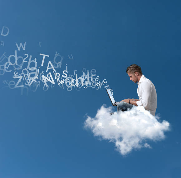 Mann sitzt mit Laptop auf Wolke 