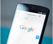 Smartphone mit Webseite von Google