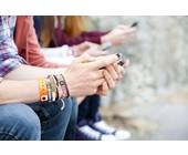 Jugendliche beim Schreiben von SMS